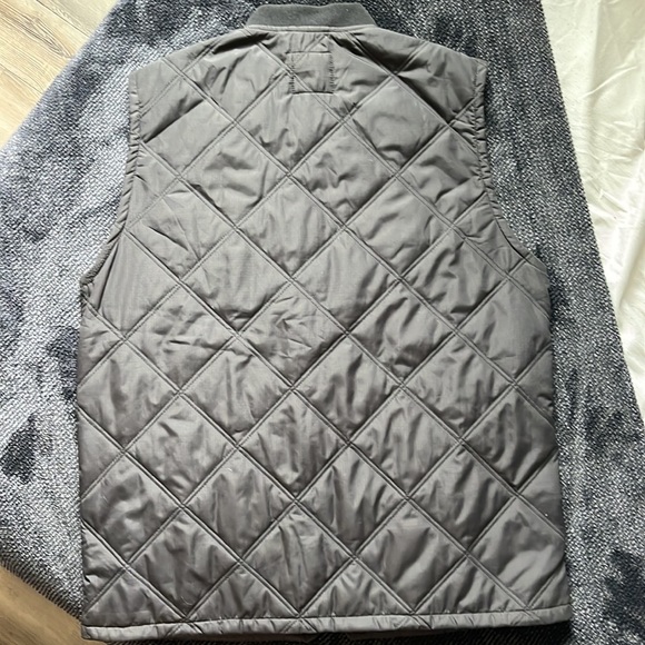 Size M. Men’s black quilted vest, with orange inside. From H&M. - Picture 4 of 4